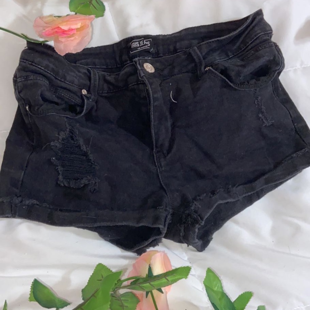 Black Medium waisted Distressed shorts🖤